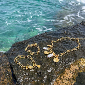 Có nên đeo trang sức bạc đi biển