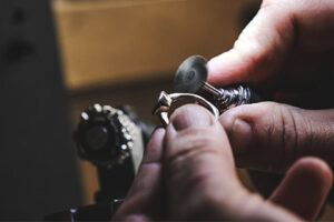 Quy trình chế tác trang sức bạc gồm những giai đoạn nào?