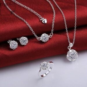 Xu Hướng Trang Sức Bạc 2025: Phong Cách Nào Đang "Hot"?