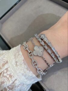 Với mức giá phải chăng và đa dạng thiết kế, lắc tay bạc là lựa chọn hoàn hảo cho những ai yêu thích trang sức vừa đẹp vừa có giá trị. Hãy cân nhắc các yếu tố như chất liệu, thiết kế và ngân sách để chọn sản phẩm phù hợp nhất.