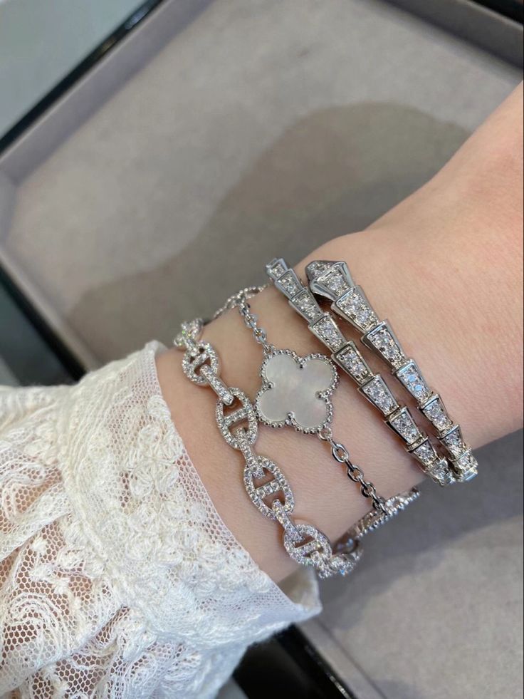 Với mức giá phải chăng và đa dạng thiết kế, lắc tay bạc là lựa chọn hoàn hảo cho những ai yêu thích trang sức vừa đẹp vừa có giá trị. Hãy cân nhắc các yếu tố như chất liệu, thiết kế và ngân sách để chọn sản phẩm phù hợp nhất.