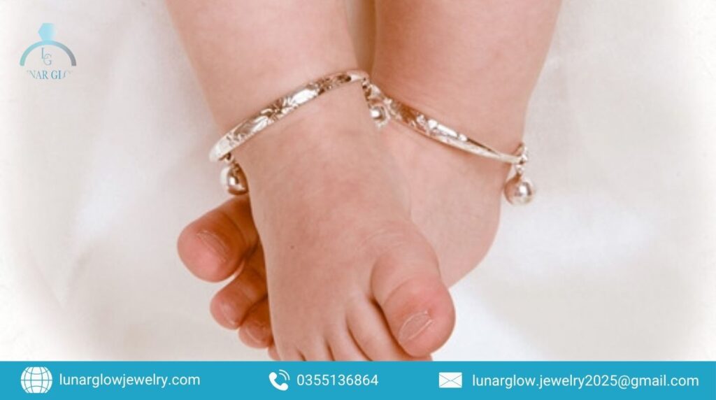 Gợi ý chọn trang sức bạc cho bé trai an toàn, phong cách