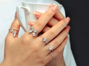 Đeo trang sức bạc có bị ngứa không