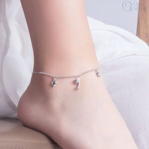 nữ nên đeo lắc chân bên nào? và có nên đeo lắc chân không?. Lắc chân không chỉ làm cho đôi chân của các cô gái trở nên xinh đẹp, nổi bật và cá tính hơn,